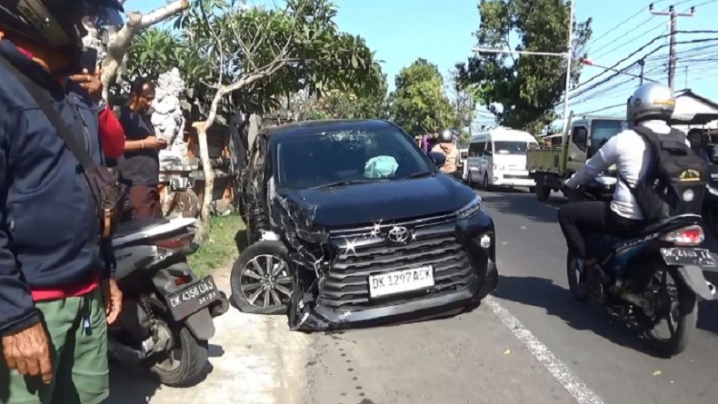 title Kecelakaan Beruntun di Gianyar Bali, Mobil Tabrak Truk dan Motor, 1 Orang Luka Serius Kecelakaan Beruntun di Gianyar Bali, Mobil Tabrak Truk dan Motor, 1 Orang Luka Serius