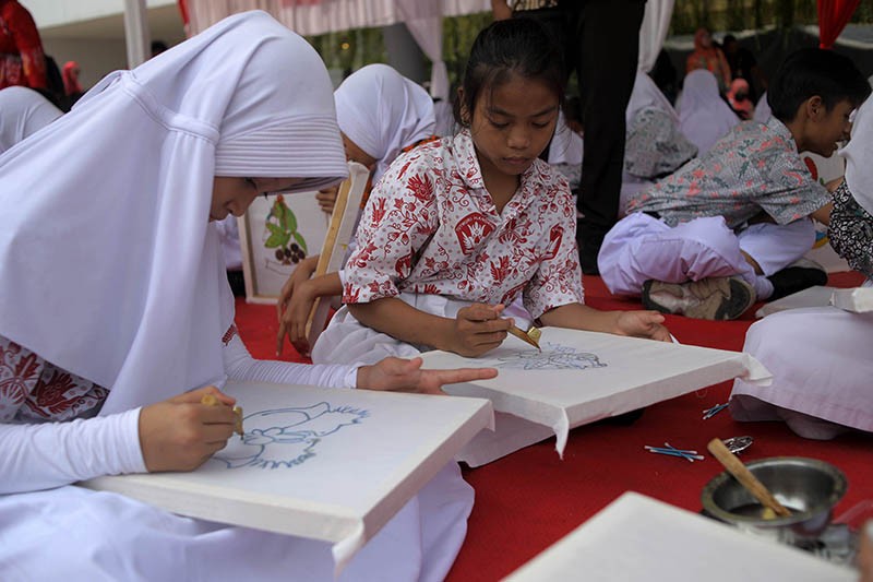 Potret Murid SD Belajar Membuat Batik di Lapangan Banteng - Bagian 3