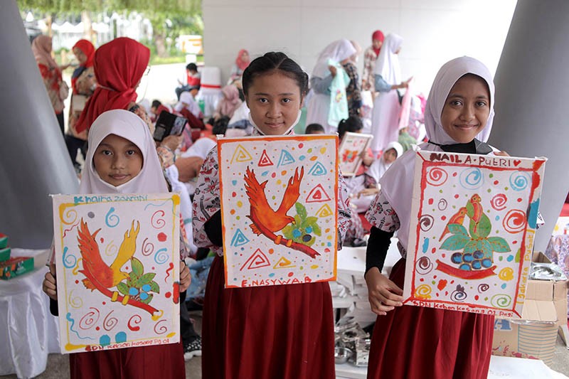 Potret Murid SD Belajar Membuat Batik di Lapangan Banteng - Bagian 4
