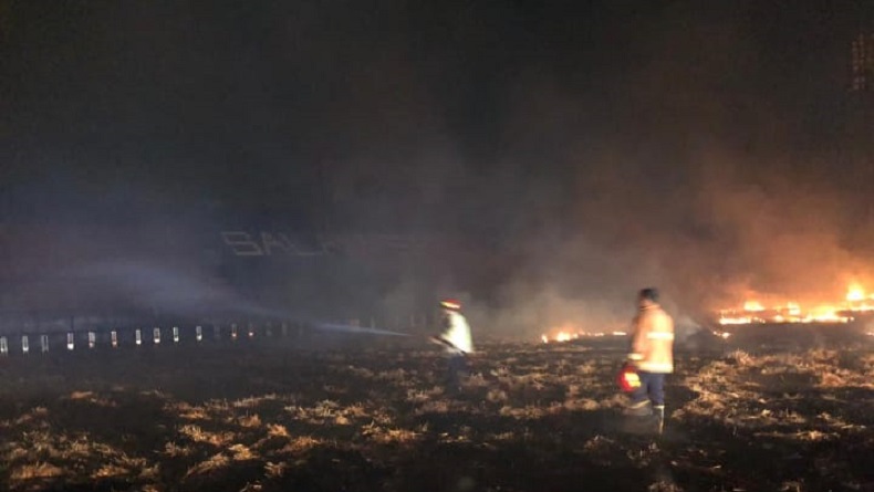 Kronologi Oknum Massa Bakar Rumput Lapangan Stadion Kanjuruhan 