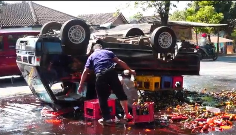 Kecelakaan di Lumajang, Pikap Kecap Terbalik, Semua Muatan Tumpah ke Jalan