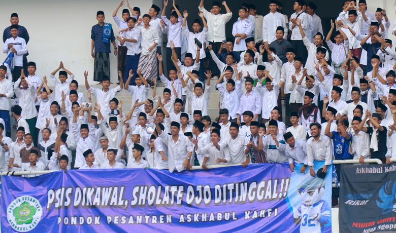  Ada Ratusan Suporter Santri di Balik Kemenangan PSIS Lawan Barito Putera dan PSM