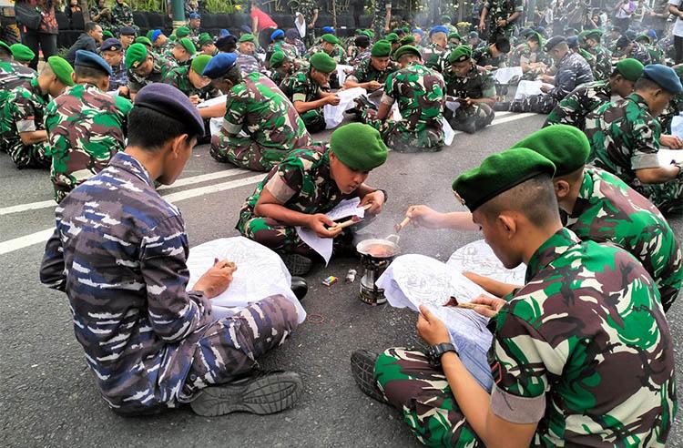 1.001 TNI Membatik di Kawasan Tugu Yogyakarta Masuk Rekor MURI