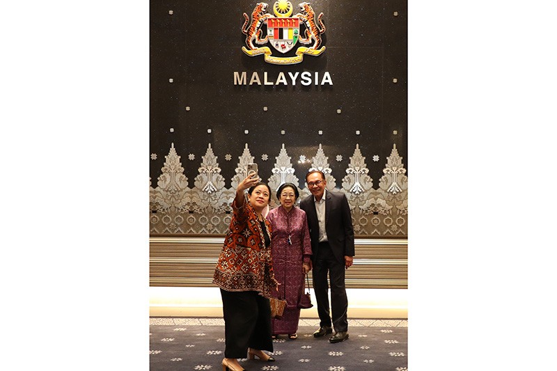 Gaya Puan Selfie dengan Megawati dan PM Malaysia Anwar Ibrahim - Bagian 2