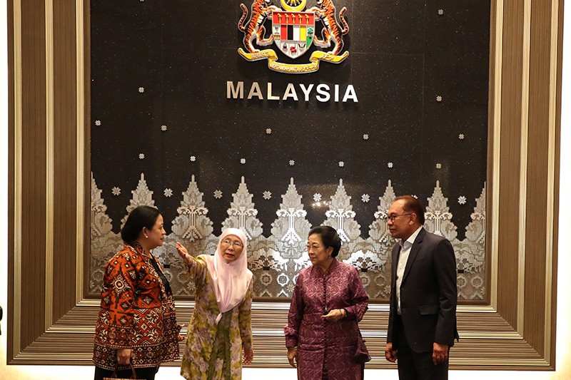 Gaya Puan Selfie dengan Megawati dan PM Malaysia Anwar Ibrahim - Bagian 3