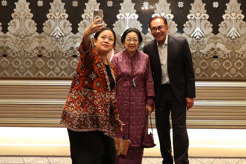 Gaya Puan Selfie dengan Megawati dan PM Malaysia Anwar Ibrahim - Bagian 1