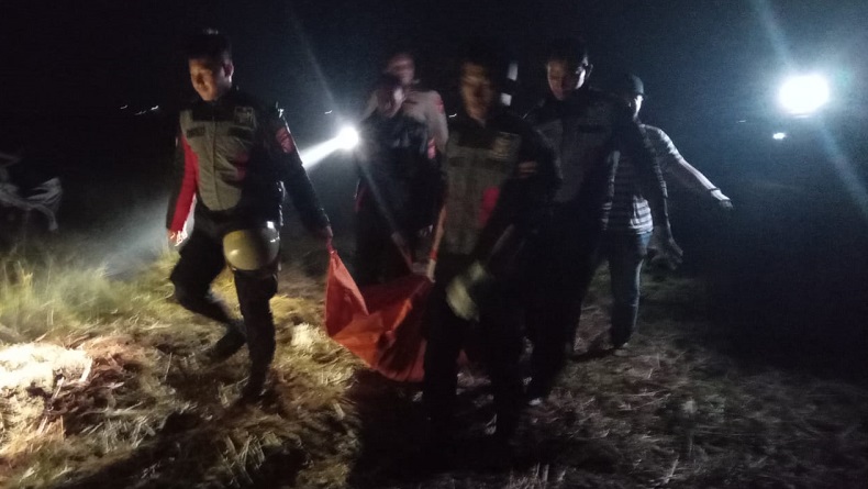 title Pria Tewas Penuh Luka di Persawahan Indramayu, Keluarga Harap Kasus Segera Terungkap Pria Tewas Penuh Luka di Persawahan Indramayu, Keluarga Harap Kasus Segera Terungkap