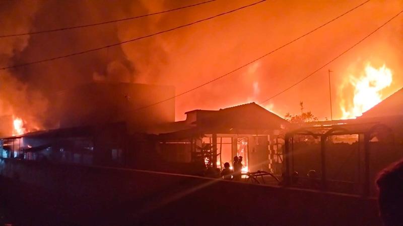 Kebakaran Hebat Landa Kawasan Pasar Kliwon Solo, Warga Berhamburan Selamatkan Diri