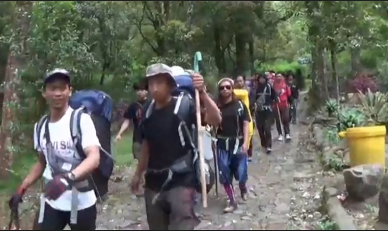 title Kebakaran Gunung Lawu Meluas ke Petak 52 Magetan, Para Pendaki Dipaksa Turun Kebakaran Gunung Lawu Meluas ke Petak 52 Magetan, Para Pendaki Dipaksa Turun