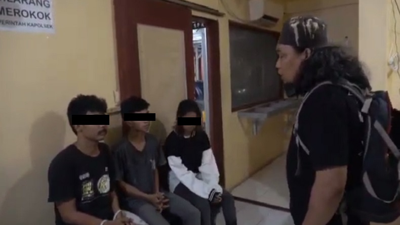 title Prostitusi Online Jajakan Remaja di Makassar Dibongkar, Muncikari Tawarkan Tarif Rp200.000 Prostitusi Online Jajakan Remaja di Makassar Dibongkar, Muncikari Tawarkan Tarif Rp200.000