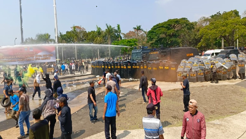 Polisi Pukul Mundur Demonstran Anarkistis di Lapangan Tegallega Bandung