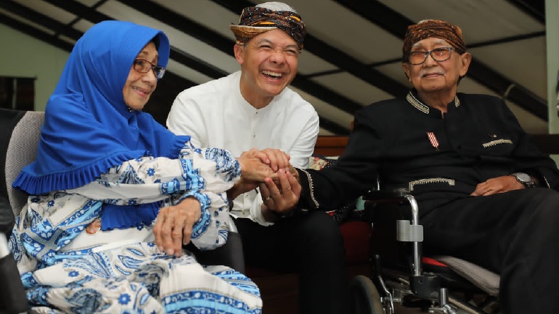 Ganjar Pranowo Diberi Ikat Kepala Barangbang Semplak saat Bertemu Solihin GP, Ini Maknanya