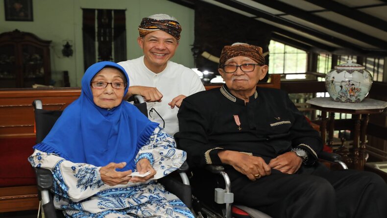 Ganjar Pranowo Jadi Anak Angkat Tokoh Jawa Barat Solihin GP