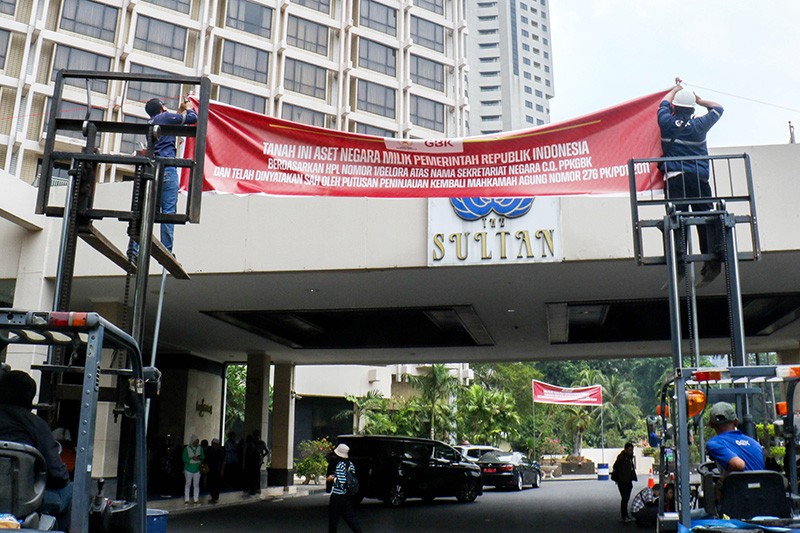Hotel Sultan Dipasang Spanduk ^Tanah Milik Negara^ - Bagian 2