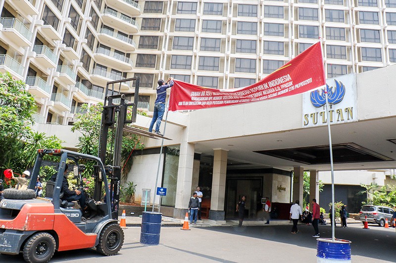 Hotel Sultan Dipasang Spanduk ^Tanah Milik Negara^ - Bagian 3