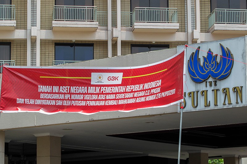 Hotel Sultan Dipasang Spanduk ^Tanah Milik Negara^ - Bagian 1
