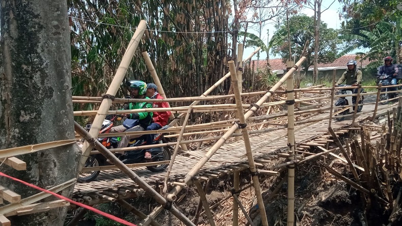 Menegangkan, Adrenalin Pemotor Terpacu saat Lewati Jembatan Sungai Cilisung Bandung 
