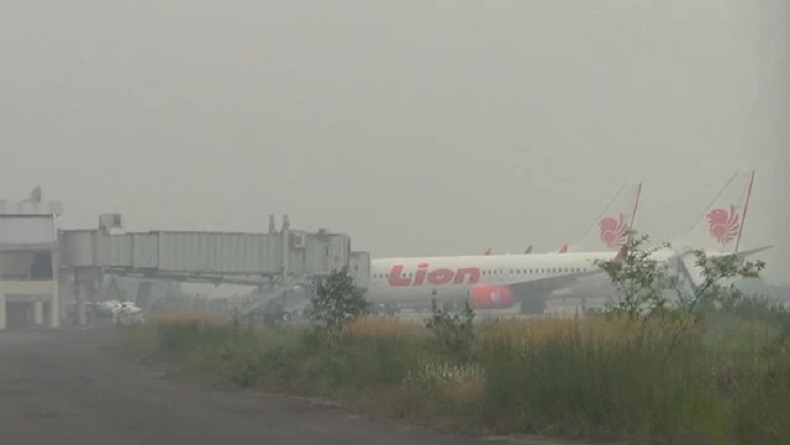 Bandara Tjilik Riwut Palangka Raya Diselimuti Asap, Kedatangan Pesawat Lion Air Tertunda 3 Jam