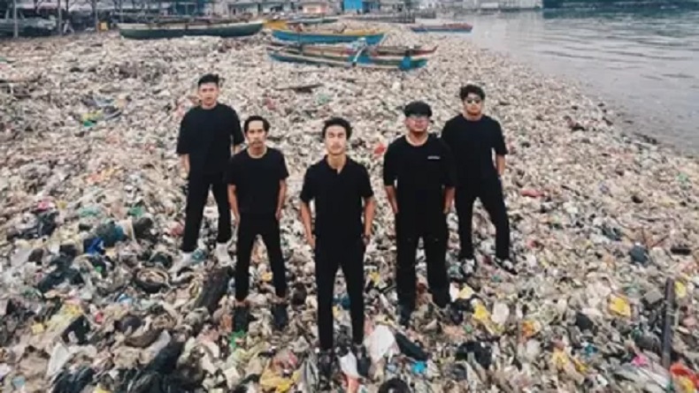 DLH Jabar Bela Pandawara Group, Sebut Pembersihan Pantai Cibutun Tanggung Jawab Bersama