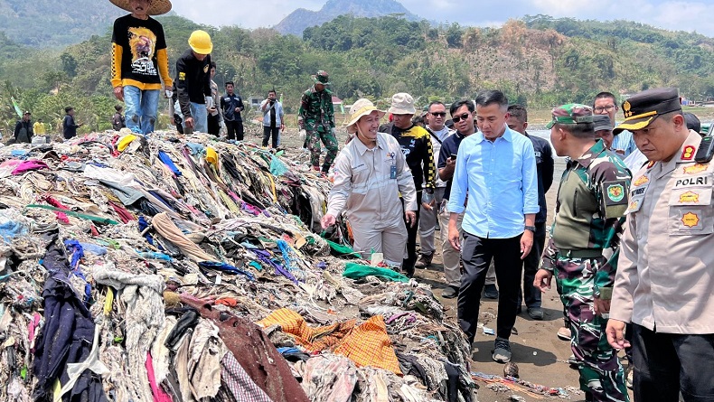 Pj Gubernur Jabar Minta TNI dan Polri Telusuri Sumber Sampah di Pantai Cibutun Sukabumi