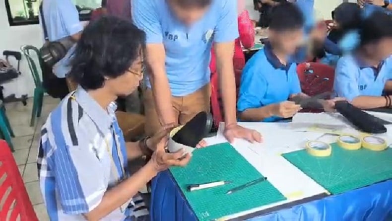 title BPIPI Gembleng Belasan Narapidana Lapas Singkawang, Latih Bikin Sandal BPIPI Gembleng Belasan Narapidana Lapas Singkawang, Latih Bikin Sandal