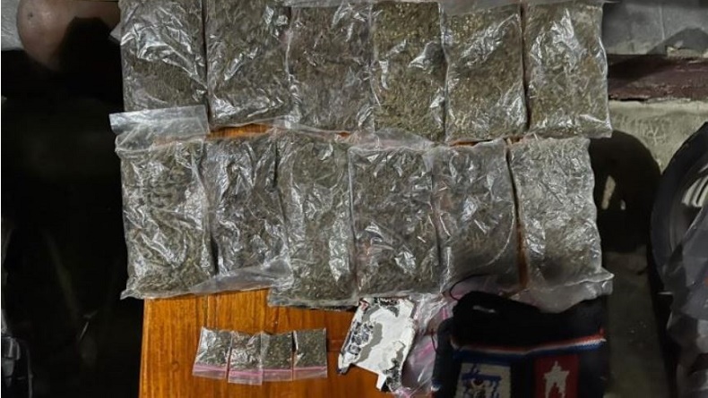 title Polisi Tangkap 3 Pengedar Narkoba di Keerom, Sita 16 Paket Ganja Polisi Tangkap 3 Pengedar Narkoba di Keerom, Sita 16 Paket Ganja