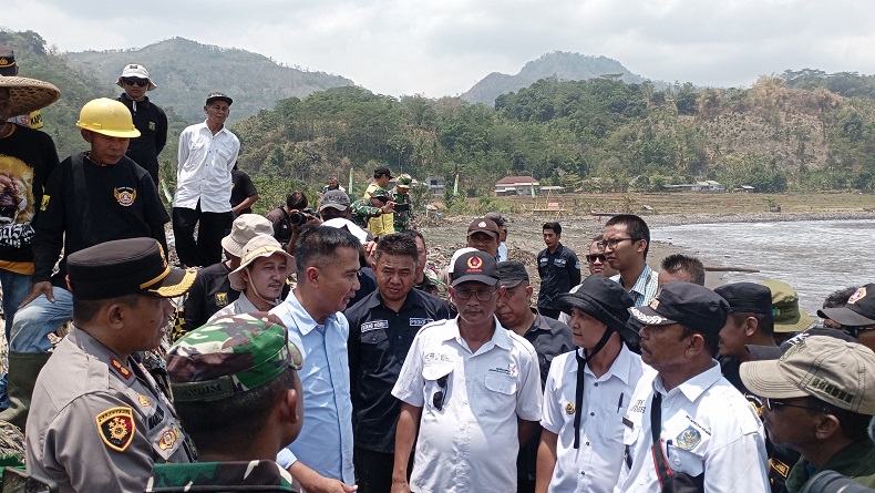 Pj Gubernur Jabar saat Tinjau Pantai Cibutun Sukabumi: Dominan Limbah Tekstil