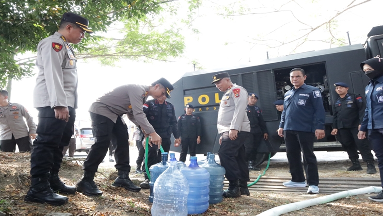 Kemarau Panjang, Polisi Salurkan 21 Ton Air Bersih ke Warga Padang Baru 