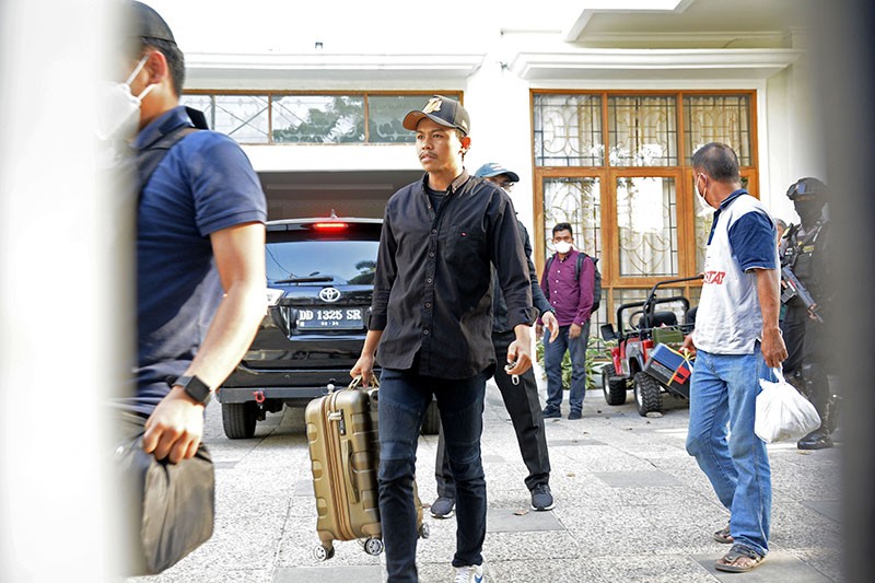 Suasana Rumah Pribadi Syahrul Yasin Limpo Digeledah KPK, Mobil Audi Disita - Bagian 3