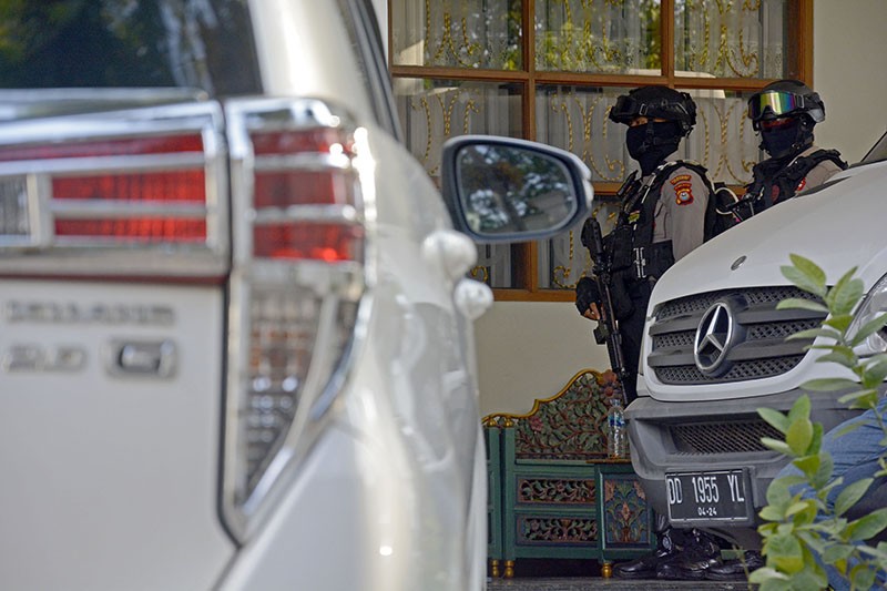 Suasana Rumah Pribadi Syahrul Yasin Limpo Digeledah KPK, Mobil Audi Disita - Bagian 2