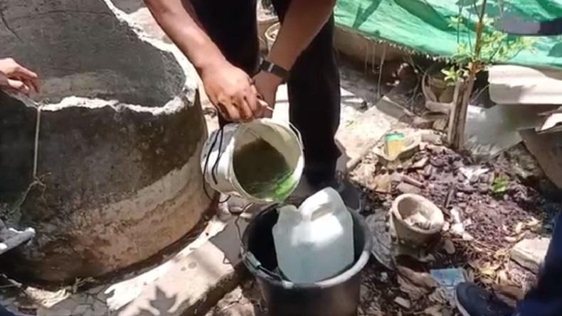 Sumur di Lombok Barat Diduga Tercampur BBM, Warga Berbondong-bondong Bawa Jeriken