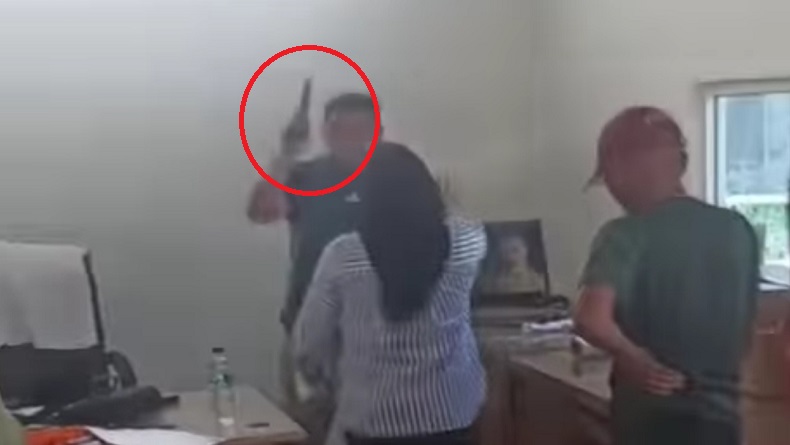 title Viral Aksi Koboi Warga di Deliserdang, Acungkan Pistol Klaim Diberi Kapolda Sumut Viral Aksi Koboi Warga di Deliserdang, Acungkan Pistol Klaim Diberi Kapolda Sumut