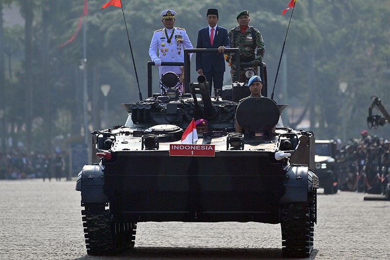 Naik Tank Marinir, Presiden Jokowi Periksa Pasukan Upacara HUT ke-78 TNI - Bagian 2