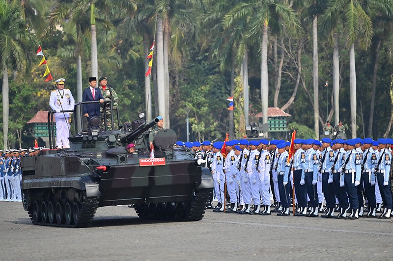 Naik Tank Marinir, Presiden Jokowi Periksa Pasukan Upacara HUT ke-78 TNI - Bagian 3