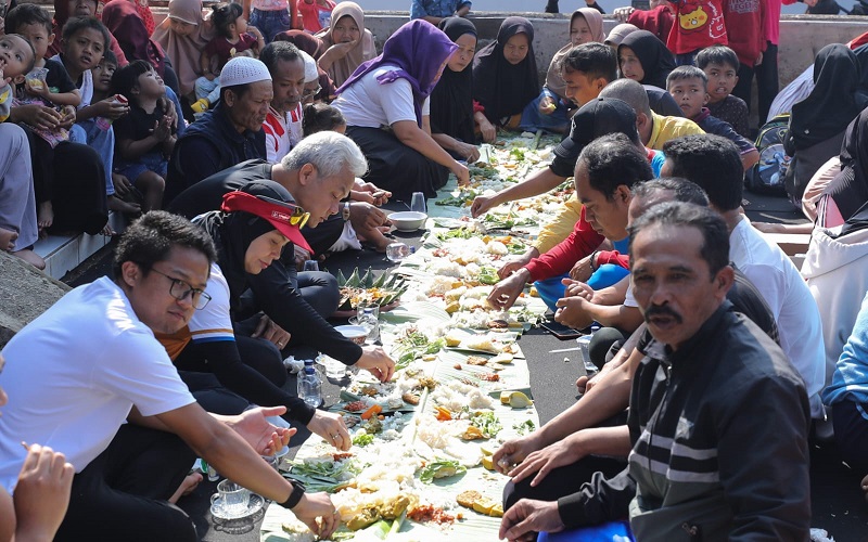 Ganjar dan Istri Mayoran Bersama Warga di Kaki Gunung Gede Pangrango Cianjur