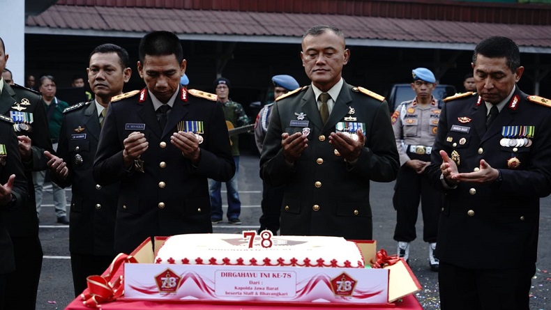 title HUT ke-78 TNI, Kapolda Jabar Beri Kejutan ke Pangdam III Siliwangi HUT ke-78 TNI, Kapolda Jabar Beri Kejutan ke Pangdam III Siliwangi
