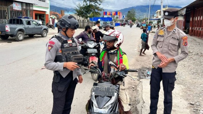 title Razia di Wamena, Polres Jayawijaya Amankan 5 Senjata Tajam Dibawa Warga Razia di Wamena, Polres Jayawijaya Amankan 5 Senjata Tajam Dibawa Warga