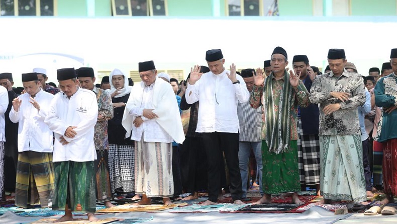 Kemarau Panjang, Ganjar dan Ulama Khos Cianjur Salat Istisqo Berdoa Minta Hujan