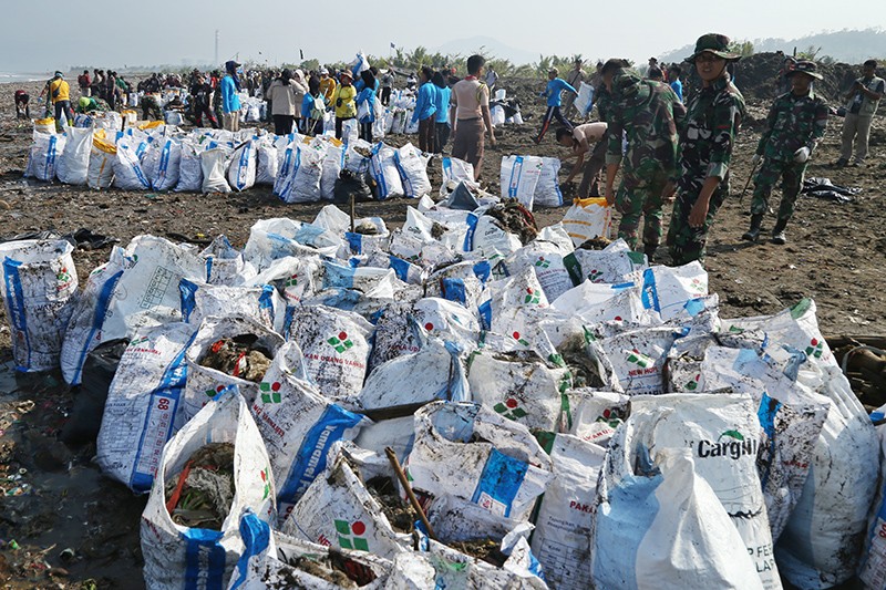 Tumpukan Sampah Pantai Cibutun Loji Akhirnya Dibersihkan - Bagian 2
