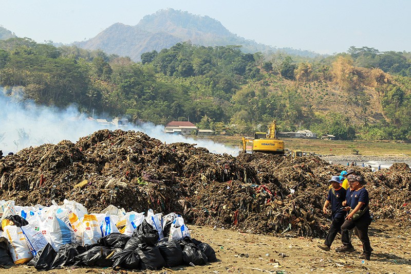 Tumpukan Sampah Pantai Cibutun Loji Akhirnya Dibersihkan - Bagian 3