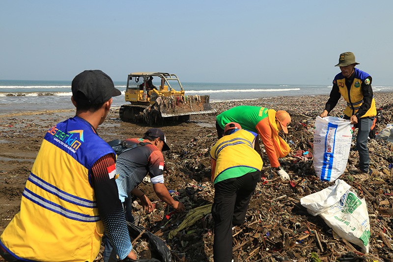 Tumpukan Sampah Pantai Cibutun Loji Akhirnya Dibersihkan - Bagian 1