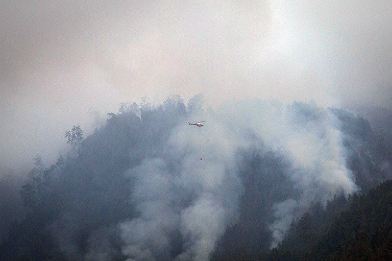 Helikopter Water Bombing Dikerahkan untuk Pemadaman Kebakaran Gunung Lawu - Bagian 2