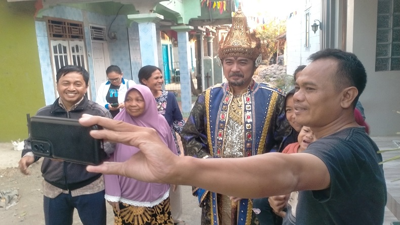 Bacaleg Partai Perindo Pakai Kostum Prabu Siliwangi, Warga Indramayu Berebut Foto Bareng