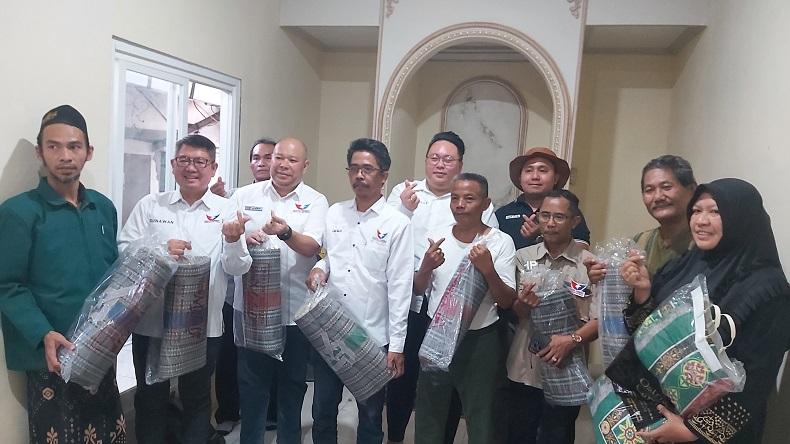 DPD Partai Perindo Beri Bantuan Karpet dan Tikar untuk Musala di Surabaya