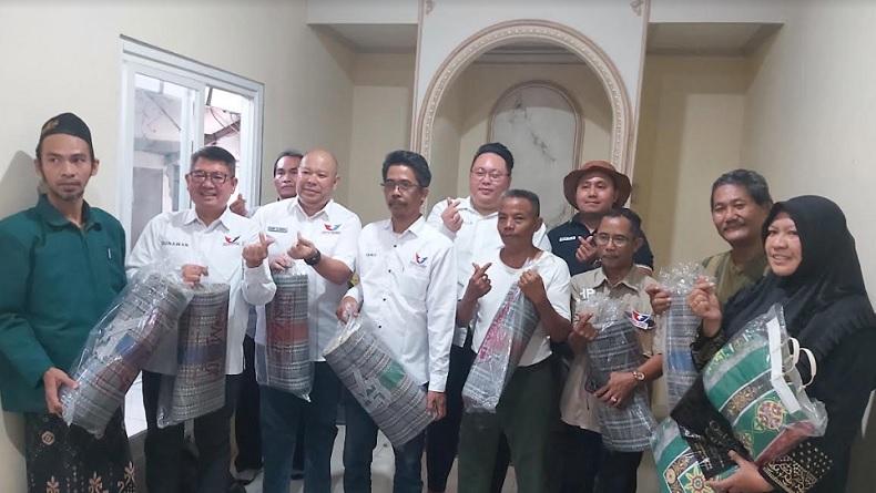 DPD Partai Perindo Beri Bantuan Karpet dan Tikar untuk Musala di Tenggilis Mejoyo Surabaya