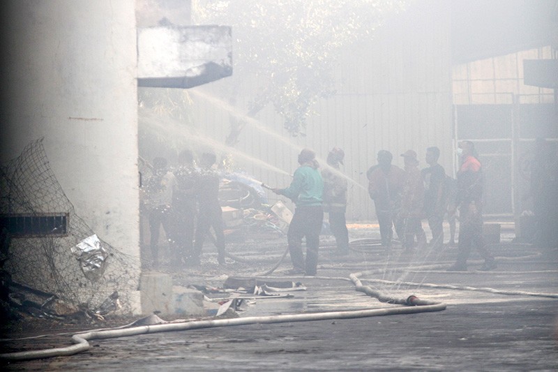 Kebakaran Pabrik Furniture Ekspor di Sidorajo, 10 Mobil Damkar Dikerahkan - Bagian 1