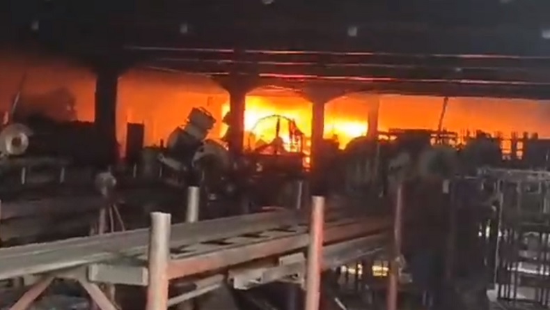 Pabrik Mebel di Sidoarjo Terbakar, Karyawan Dibantu Warga Berjibaku Selamatkan Barang