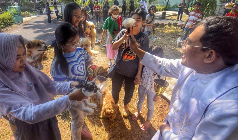  Ratusan Hewan Ikuti Pemberkatan Flora dan Fauna di Gereja Santa Theresia Bongsari Semarang