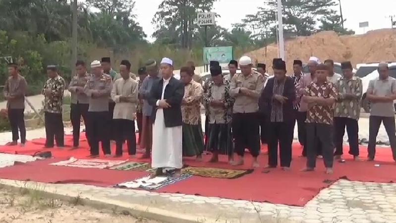 title Kabut Asap dan Kemarau Panjang Landa Jambi, Polisi dan Warga Gelar Salat Minta Hujan Kabut Asap dan Kemarau Panjang Landa Jambi, Polisi dan Warga Gelar Salat Minta Hujan