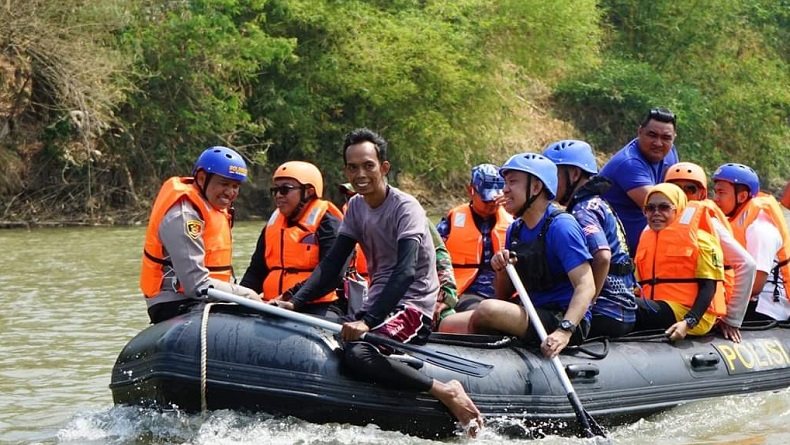 title Bupati Sukabumi Pastikan Sampah Tekstil di Pantai Cibutun Berasal dari Laut Bupati Sukabumi Pastikan Sampah Tekstil di Pantai Cibutun Berasal dari Laut